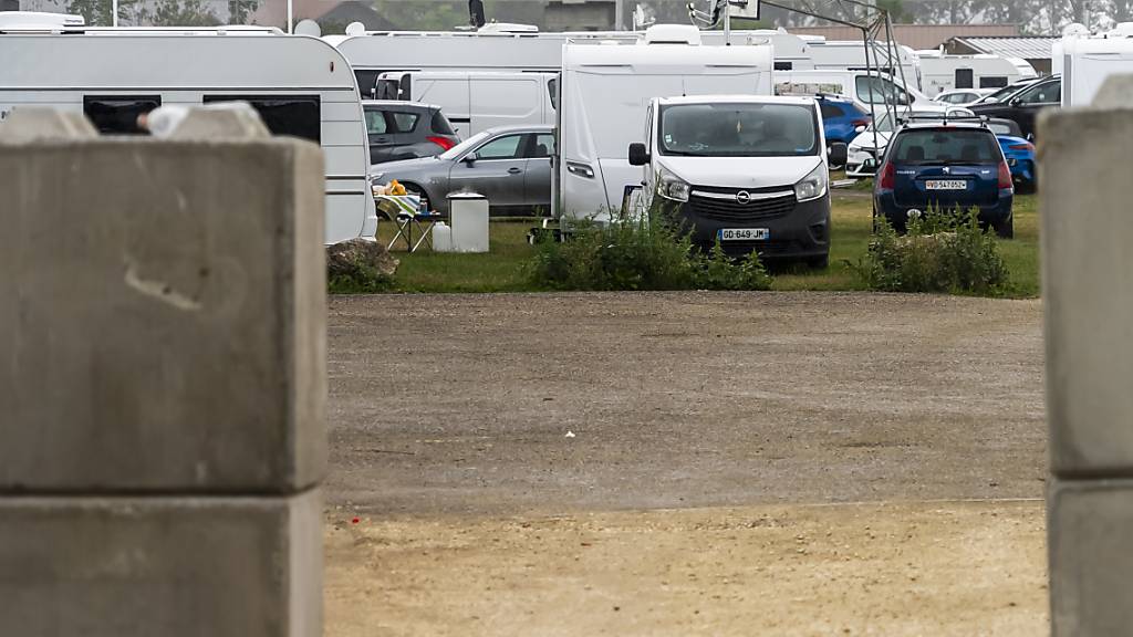 Die Stadt liess Betonblöcke bei dem von Fahrenden besetzten Gelände installieren.