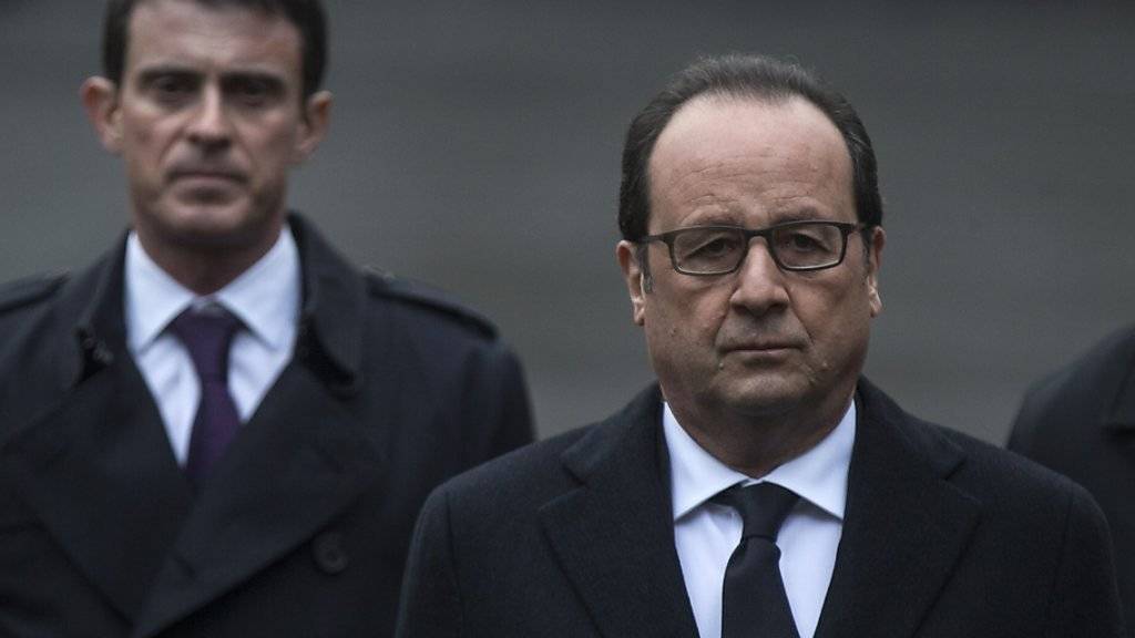 Manuel Valls (hinten) hält nichts davon, falls Hollande sich nochmals als französischer Staatspräsident wählen lassen möchte. Er könnte sich auch eine eigene Kandidatur vorstellen. (Archivbild)