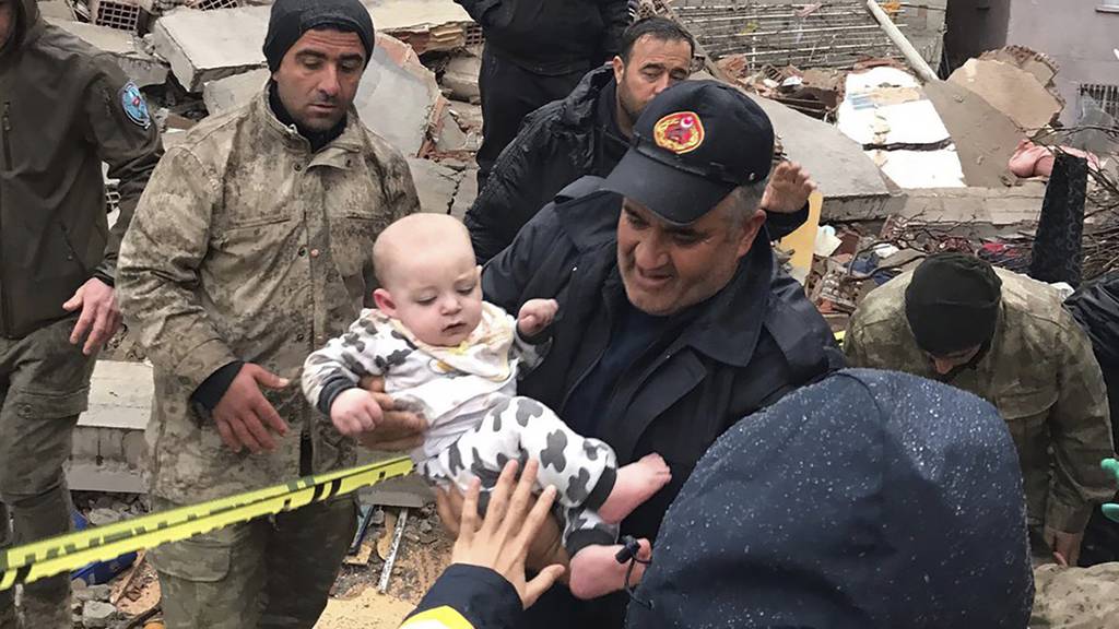 In der Stadt Malatya in der Türkei konnte ein Baby aus den Trümmern befreit werden.