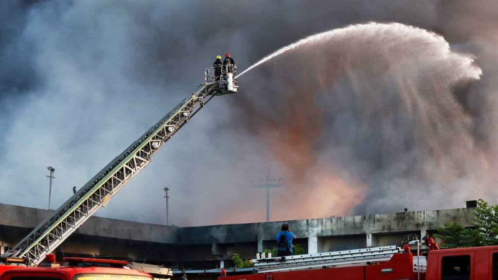 Feuerwehrleute bei der Bekämpfung des Brands am Samstag.