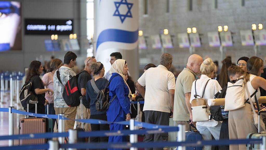 Reisende stehen am internationalen Flughafen Ben Gurion Schlange. Nach dem Fund der Leichen von sechs Geiseln im Gazastreifen hat in Israel ein großer Proteststreik begonnen. Foto: Ohad Zwigenberg/AP