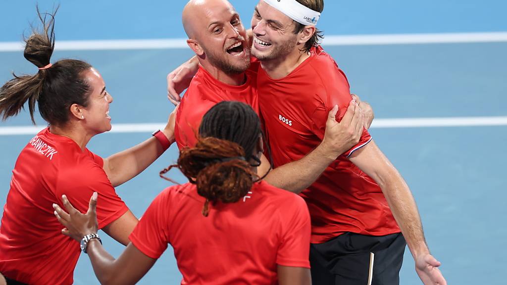 Das US-Team feiert nach den Siegen von Taylor Fritz und Coco Gauff zum zweiten Mal den Gewinn des United Cups