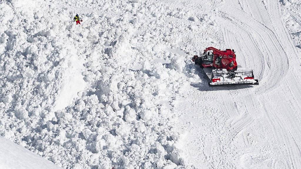Gibt es einen wirtschaftlichen Druck, Pisten für Touristen zu öffnen? Nein, sagt der Chef der Walliser Bergbahnen. Im Bild der Kegel der Lawine, die am Dienstag in Crans-Montana niederging.