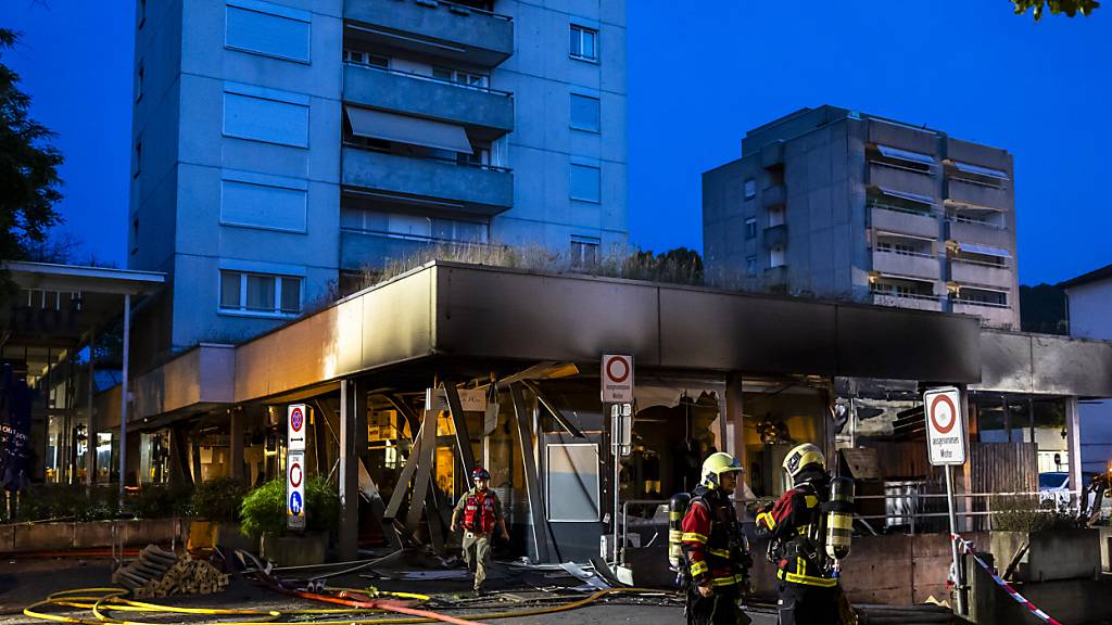 Bei der Explosion und Brand in Nussbaumen AG entstand ein Schaden in Millionenhöhe. Genaue Zahlen will die kantonale Gebäudeversicherung vorerst nicht nennen. (Archivbild)