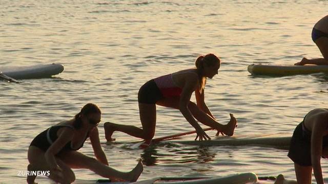 Stand Up Yoga bei Sonnenuntergang