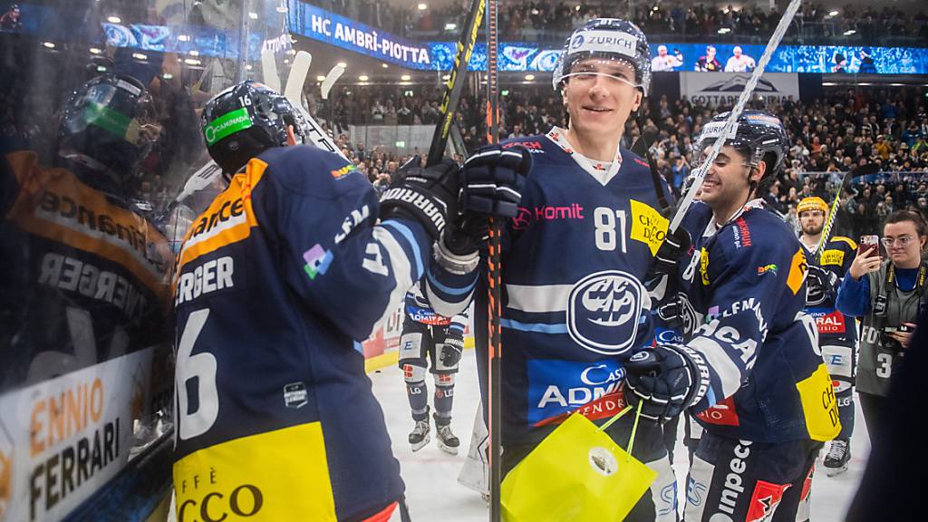 Endlich wieder einmal Jubel im Derby: Ambri-Piottas Dominik Zwerger sowie die beiden Torschützen Floran Douay und Tommaso De Luca (v.l.)