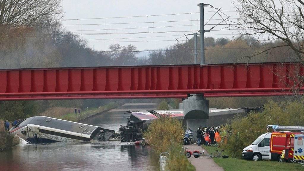 Der Test-TGV im Elsass entgleiste und fiel von einer Brücke - der Zug war zu schnell unterwegs, wurde zu spät gebremst und im Führerstand hielten sich zu viele Personen auf. (Archiv)