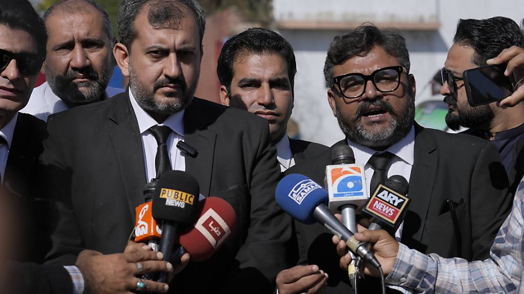 Umair Niazi (2.v.l.) und Usman Gill, (2.v.r.) Anwälte des pakistanischen Ex-Premierministers Imran Khan. Foto: Anjum Naveed/AP
