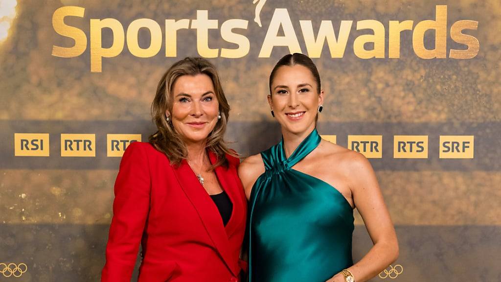 Gut 13 Monate nach ihrem letzten Einzel gibt Belinda Bencic, hier abgebildet an der Seite ihrer Mutter an der Sports-Awards-Gala im Dezember 2023, Ende Oktober in Hamburg an einem Challenger-Turnier das Comeback nach Babypause