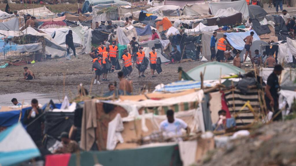 Migranten am Strand von TrampolÌn. Foto: Francis Gonz·lez/AP/dpa/Archivbild