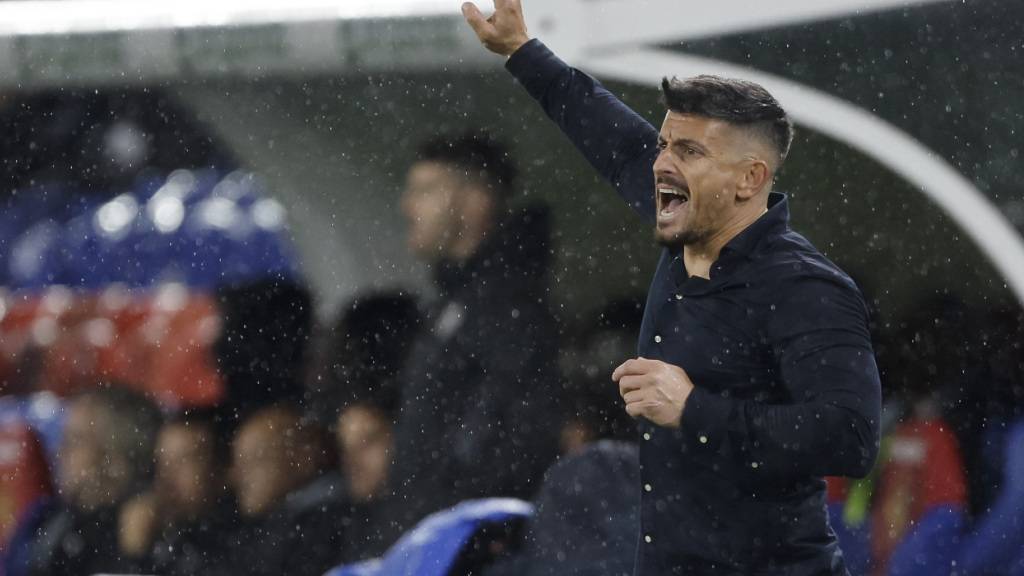 Dennis Hediger, der für den FCZ an der Seitenlinie steht, gibt Anweisungen