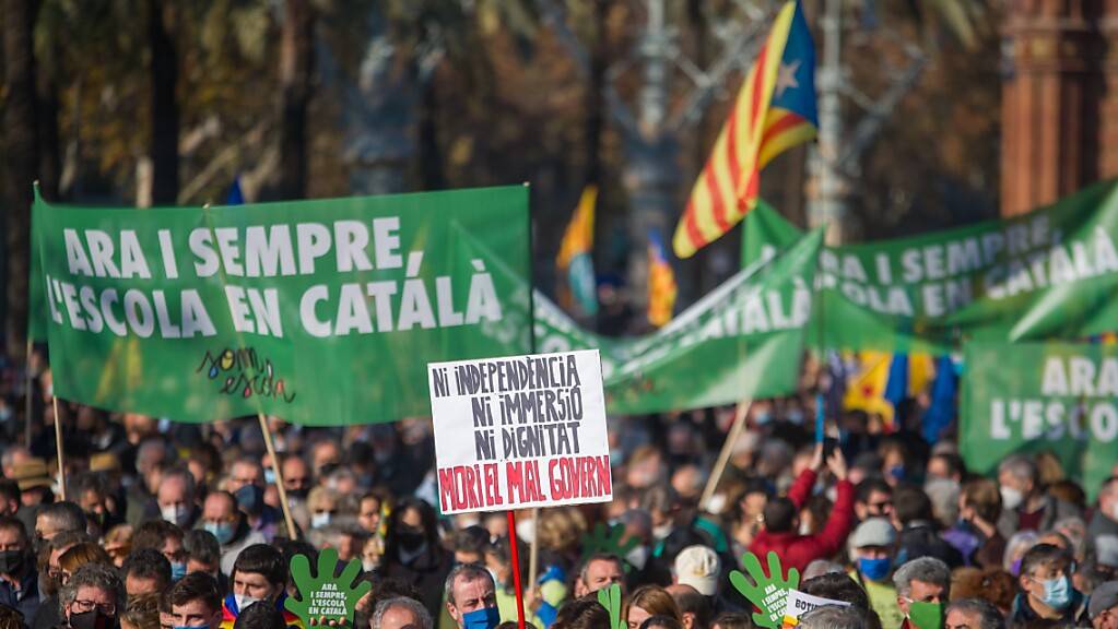 Personen nehmen an einer Demonstration in Barcelonas Innenstadt teil. Am Samstag gingen rund 35 000 Menschen in Barcelona auf die Straßen, um gegen ein Gerichtsurteil zu demonstrieren, wonach mehr Spanisch an öffentlichen Schulen gesprochen werden soll. Foto: Lorena Sopêna/EUROPA PRESS/dpa