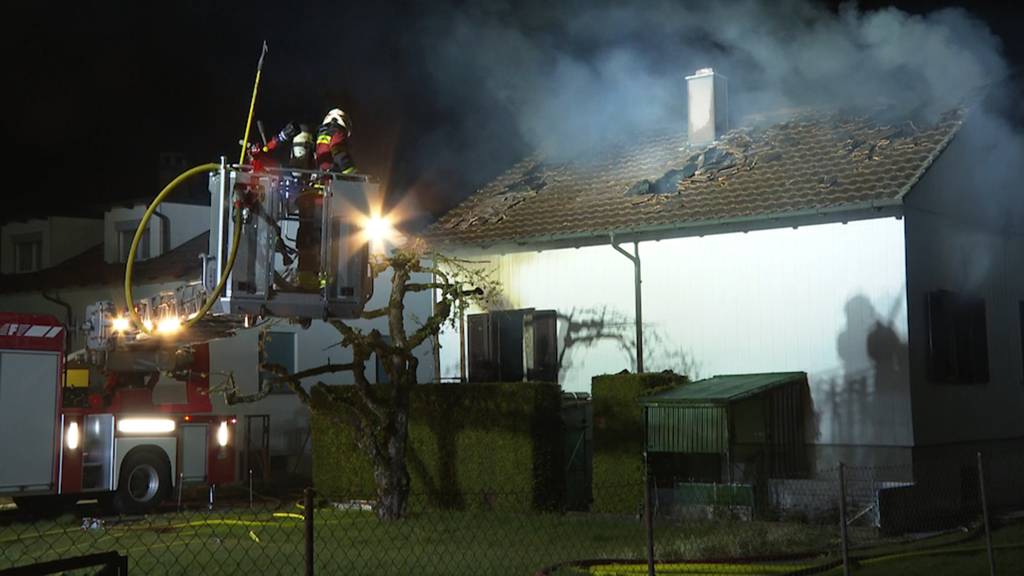 Heckenbrand greift auf Haus über – Mann stirbt in den Flammen