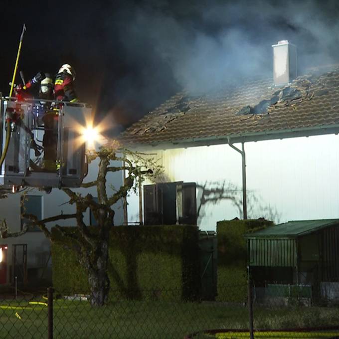 Heckenbrand greift auf Haus über – Mann stirbt in den Flammen