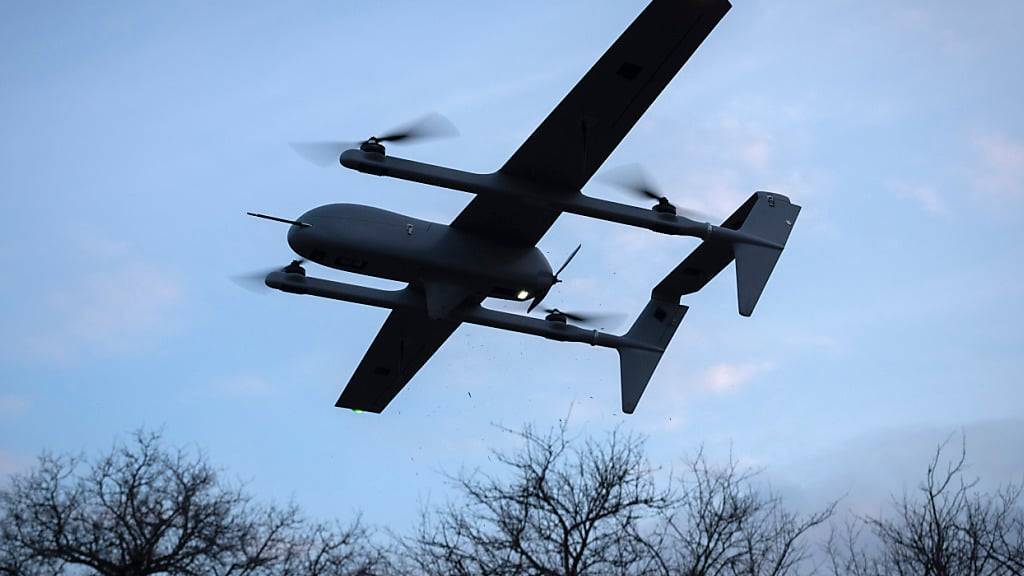 ARCHIV - Eine Poseidon H10 Mittelstrecken-Drohne der ukrainischen 22. mechanisierten Brigade fliegt an der Frontlinie in der Nähe von Bachmut in der Region Donezk. Foto: Efrem Lukatsky/AP/dpa