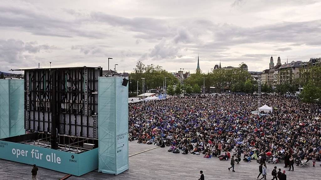 «Oper für alle» in Zürich: Bei wechselhaftem Wetter sorgten rund 10'000 Besucher auf dem Sechseläutenplatz für gute Stimmung.