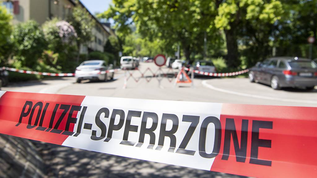 Während der Geiselnahme sperrte die Polizei das Gebiet um das Wohnhaus in Zürich ab. (Archivbild)