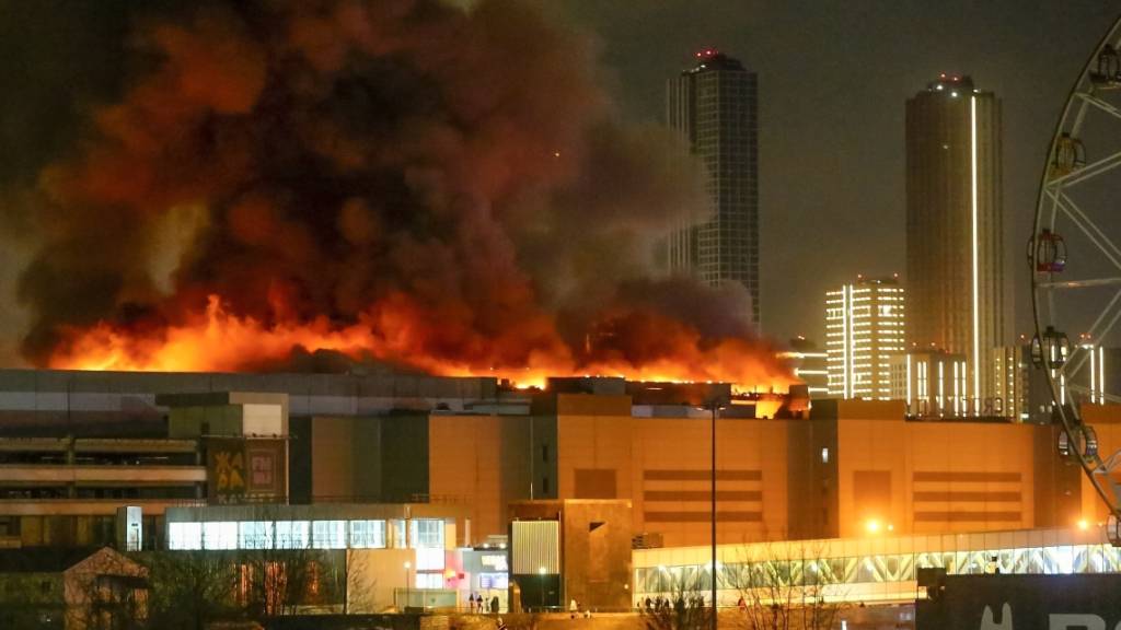 ARCHIV - Ein massiver Brand ist am Freitag, 22.03.2024 über dem Crocus City Hall am westlichen Rand von Moskau zu sehen. Der Terroranschlag bei Moskau ist nach den Worten von Kremlchef Wladimir Putin von Islamisten ausgeführt worden. Foto: Sergei Vedyashkin/Moscow News Agency/AP/dpa