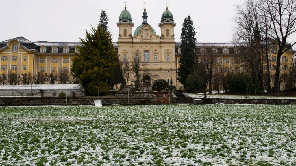 Das Schwyzer Verwaltungsgericht, hier eine Aussenaufnahme des Gebäudes der kantonalen Gerichte, hat sich mit einer Beschwerde zu einem Steuerfussentscheid zu befassen. (Archivbild)