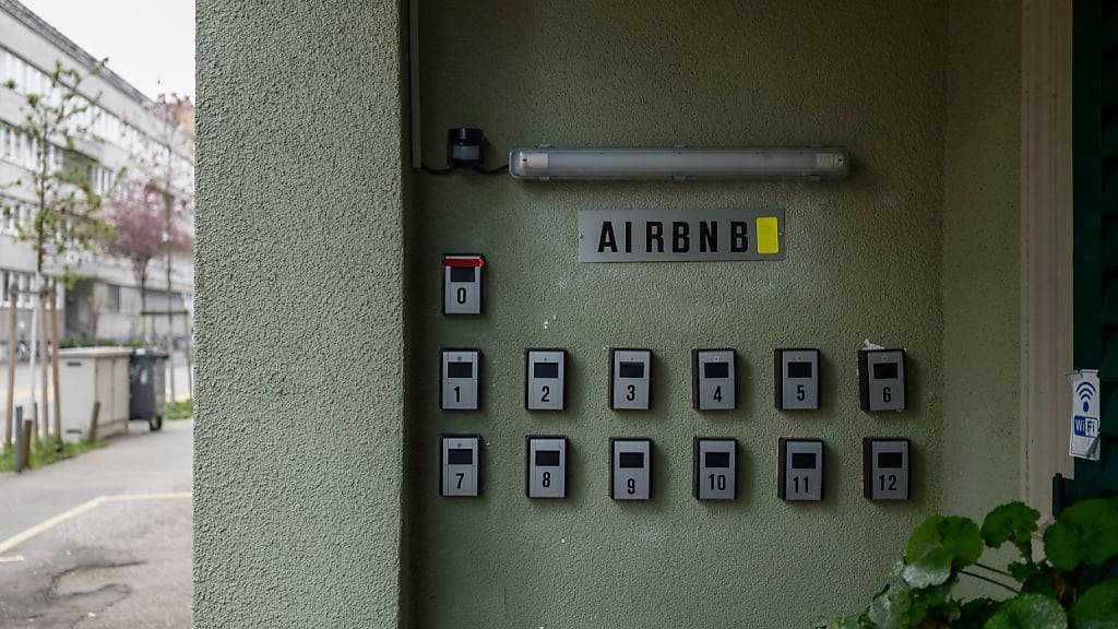 Luzern schiebt dem Anbieten von Ferienwohnungen in Wohnhäusern - hier ein Beinspiel aus Zürich - einen Riegel. (Archivaufnahme)