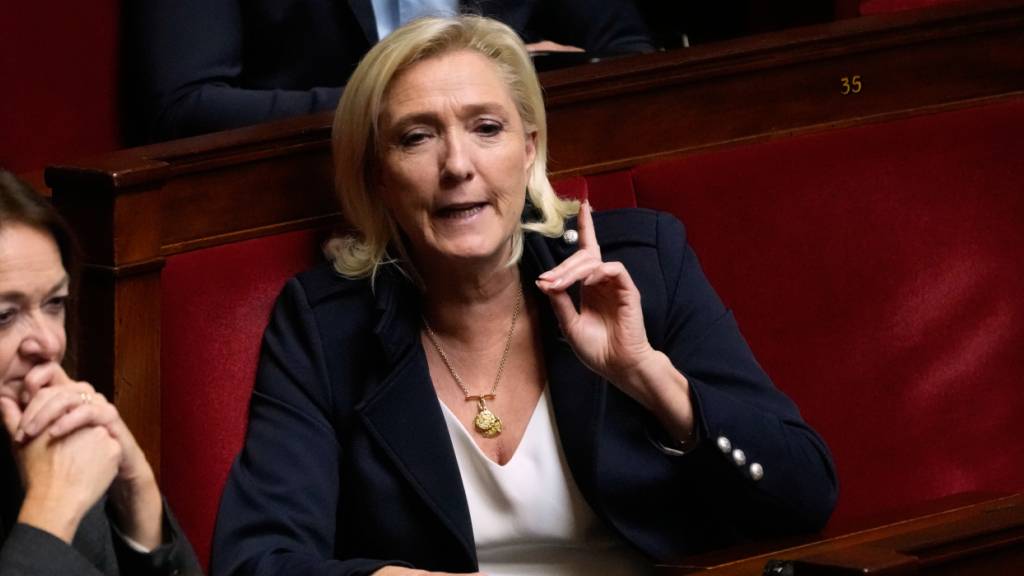 Die französische Rechtsextremistin Marine Le Pen gestikuliert während der Fragestunde zur Regierungssitzung in der Nationalversammlung. Foto: Michel Euler/AP/dpa