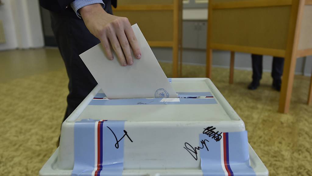 Ein Wähler wirft seinen Stimmzettel in eine Wahlurne. In Tschechien werden die zweitägigen Stichwahlen um die verbleibenden 26 Sitze im Senat fortgesetzt. Foto: Václav ?álek/CTK/dpa