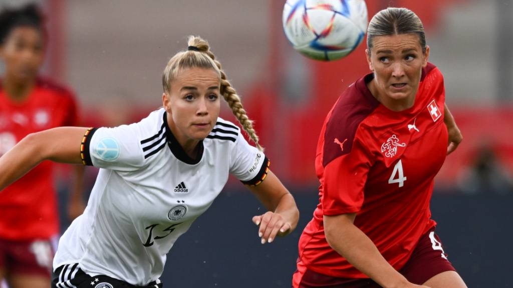 Die Deutsche Giulia Gwinn (links) gegen die Schweizer Flügelspielerin Rachel Rinast