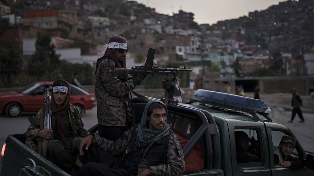 Kämpfer der Taliban sitzen auf der Ladefläche eines Pickups in Kabul. Foto: Felipe Dana/AP/dpa