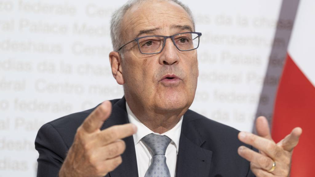 «Zu schnell zu viel verlangt»: Landwirtschaftsminister Guy Parmelin erklärt vor den Medien in Bern, warum der Bundesrat am 27. September ein Nein zur Ernährungsinitiative empfiehlt.