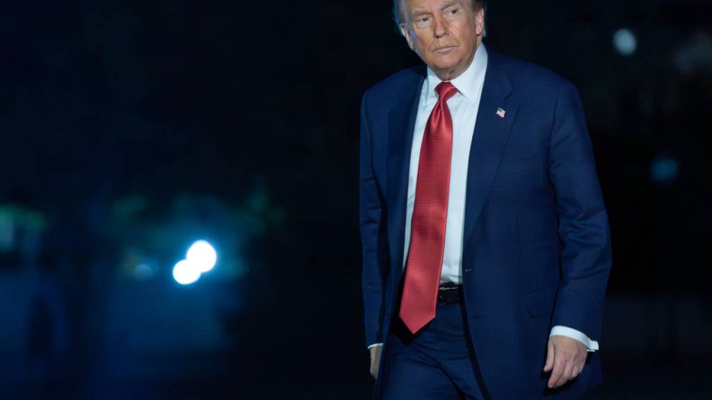 US-Präsident Donald Trump geht bei seiner Ankunft im Weißen Haus auf dem South Lawn. Foto: Jose Luis Magana/AP/dpa
