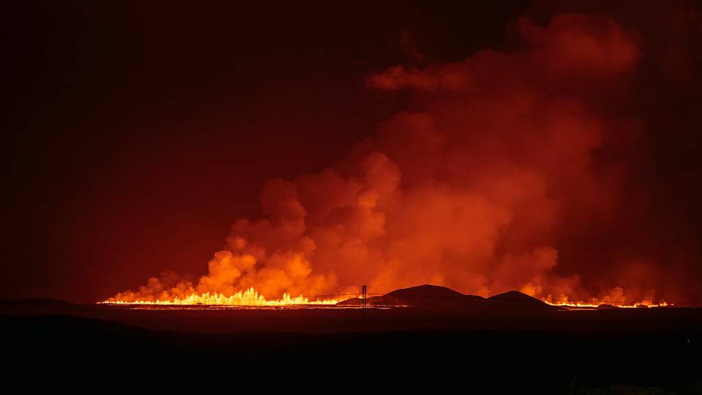 Die Lava fließt weiter, dehnt sich aber nicht weiter aus. Foto: Marco di Marco/AP