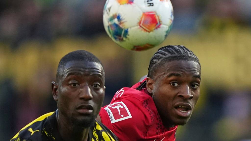 Bruno Ogbus (rechts) ging mit Freiburg in Dortmund (Serhou Guirassy) zum wiederholten Mal als Verlierer vom Platz
