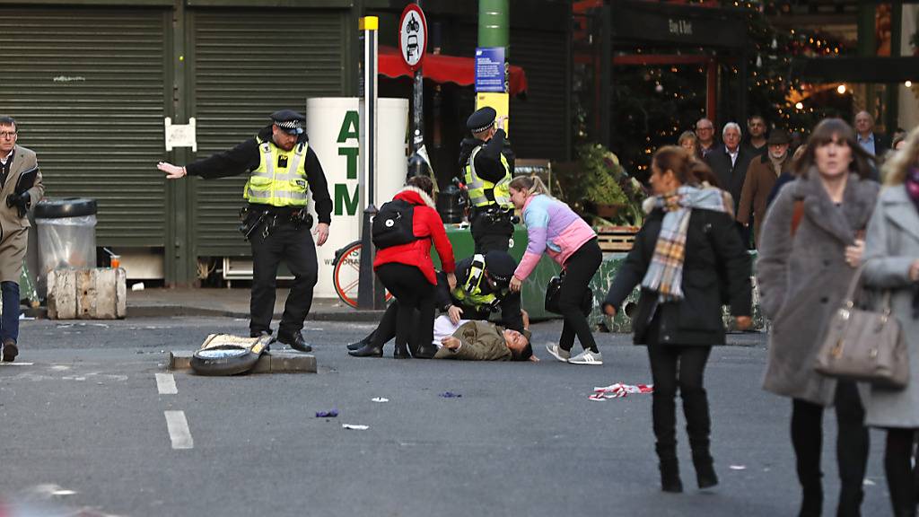 Eine Person liegt nach einer Messerattacke in der Nähe der London Bridge 2019 in London am Boden. (Archivbild)