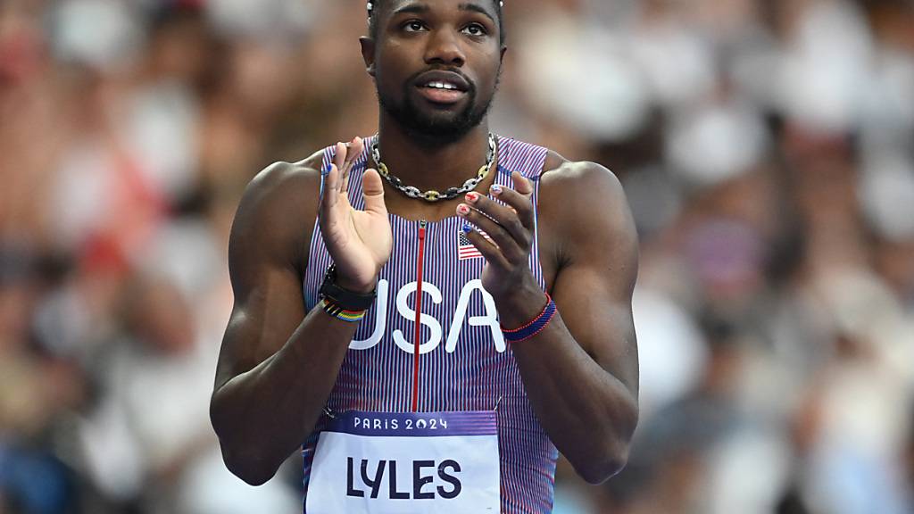 ARCHIV - Sprintstar Noah Lyles aus den USA applaudiert bei den Olympischen Spielen in Paris. Foto: Sven Hoppe/dpa