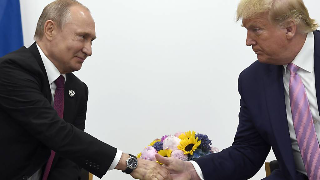 Der russische Präsident Wladimir Putin hat US-Präsident Donald Trump (links) in einem Frachtflugzeug medizinische Güter zur Bekämpfung des Coronavirus zukommen lassen. (Archivbild)