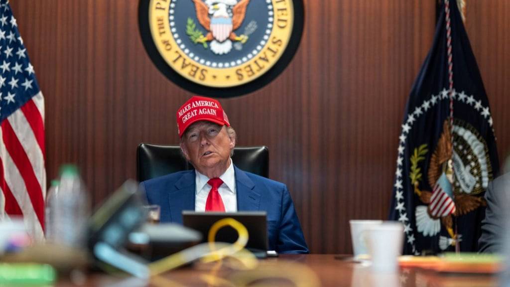 HANDOUT - Auf diesem vom Weißen Haus zur Verfügung gestellten Bild sitzen US-Präsident Donald Trump (l)und US-Außenminister Marco Rubio im Situation Room im Weißen Haus in Washington. Foto: -/The White House via AP/dpa - ACHTUNG: Nur zur redaktionellen Verwendung und nur mit vollständiger Nennung des vorstehenden Credits