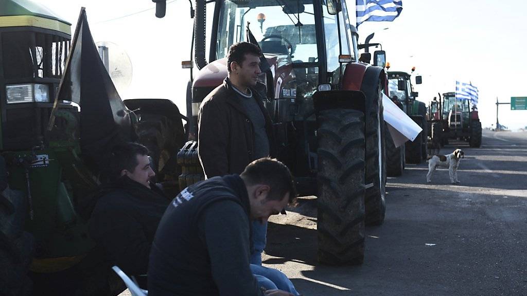 Geparkte Traktoren mit Griechenland-Flagger nahe der griechisch-türkischen Grenze