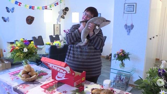 Sie wird überhäuft mit Geschenken