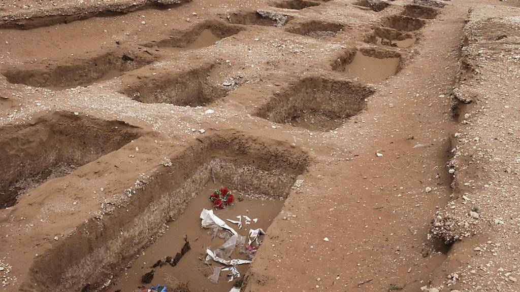 Ausgehobene Gräber auf einem Friedhof in Ciudad Juarez (Archiv)