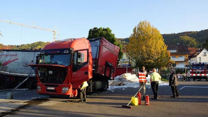 Lastwagen prallt mit Zug zusammen