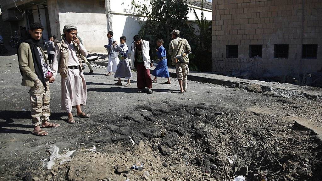 Spuren eines Luftangriffs der von Saudi-Arabien geführten Koalition in Jemens Hauptstadt Sanaa (Symbolbild)