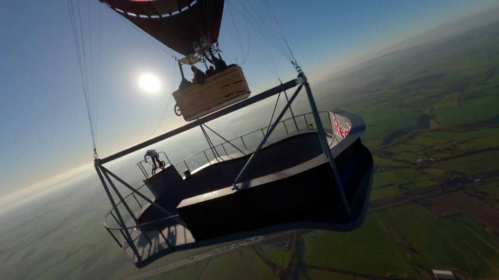 Bike-Park im Heissluftballon: BMX-Profi zeigt waghalsige Tricks in 600 Metern Höhe