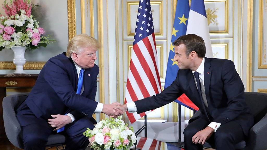 US-Präsident Donald Trump (l.) und Frankreichs Präsident Emmanuel Macron führten in Caen bilaterale Gespräche.