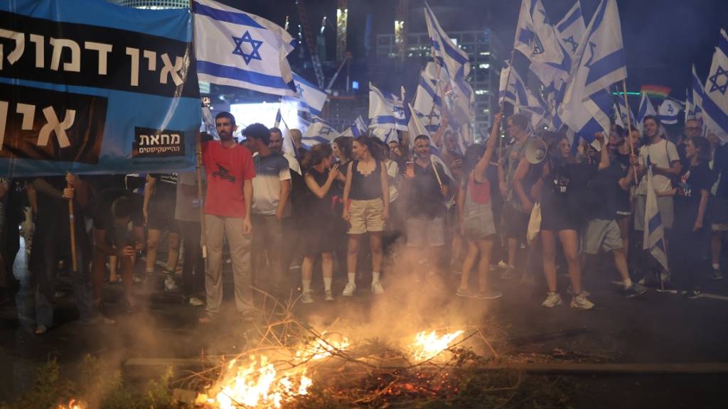 Demonstranten blockieren die Ayalon-Autobahn in Tel-Aviv, um gegen die Pläne der Regierung von Premierminister Benjamin Netanjahu zu protestieren, das Justizsystem zu reformieren. Foto: Ilia Yefimovich/dpa