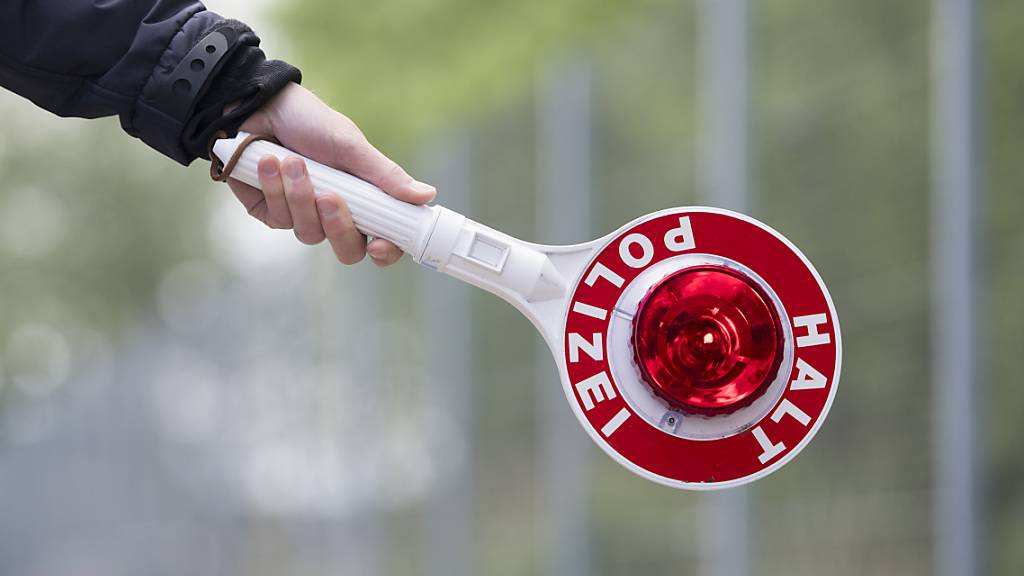 Die Zürcher Kantonspolizei hat zwei Autofahrer gestoppt, die angetrunken, zu schnell und führerscheinlos unterwegs waren. (Symbolbild)