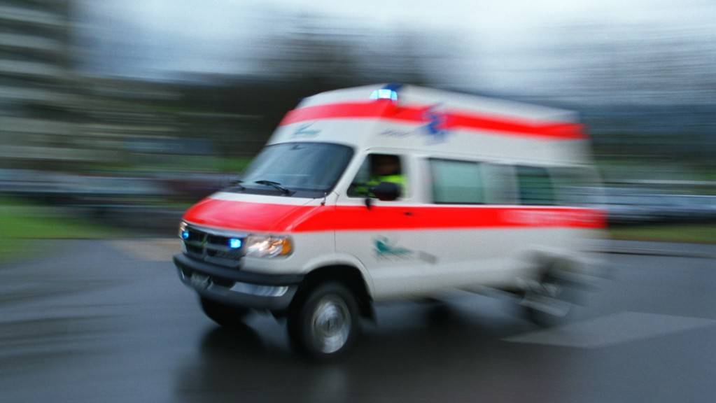 Eine Ambulanz brachte den verletzten Töfffahrer ins Spital. (Symbolbild)