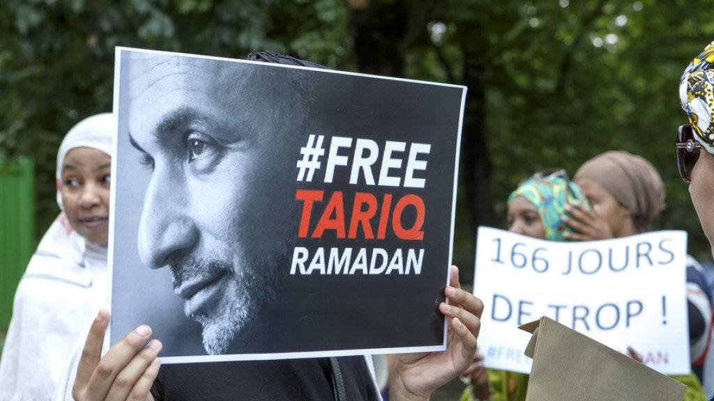 Dutzende Menschen demonstrieren in Genf ihre Unterstützung für den Islamwissenschaftler Tariq Ramadan.
