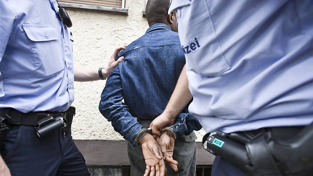 Der 41-jährige Mann hatte sich für einen Autoeinbruch in Zürich des falsche Fahrzeug ausgesucht: Im Auto sass ein ziviler Fahnder der Polizei. (Symbolbild)