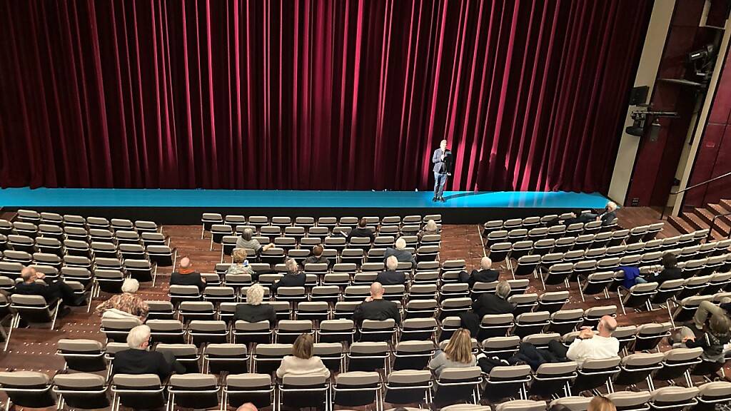 Theaterdirektor Benedikt von Peter begrüsst das Publikum im «ausverkauften» grossen Haus des Theaters Basel.