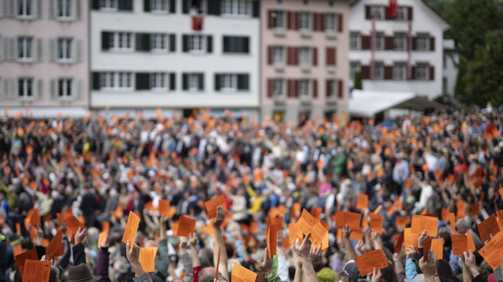 Dringliche Beschlüsse sollen künftig vor der Glarner Landsgemeinde in Kraft gesetzt werden können. (Archivbild)